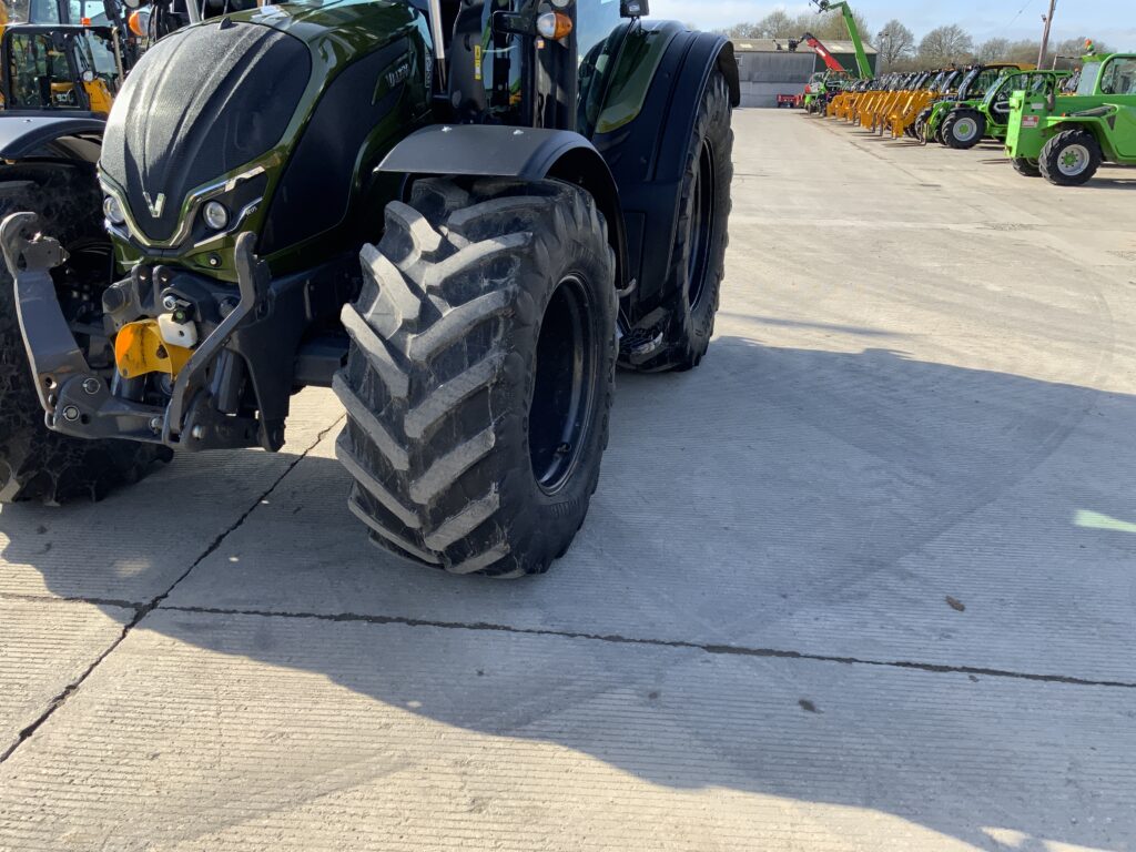 Valtra N175 Unlimited Versu Tractor (ST25430)