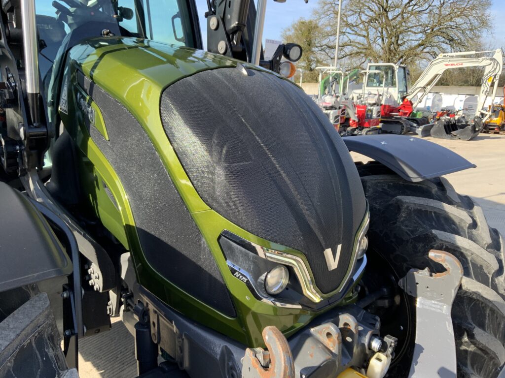 Valtra N175 Unlimited Versu Tractor (ST25430)