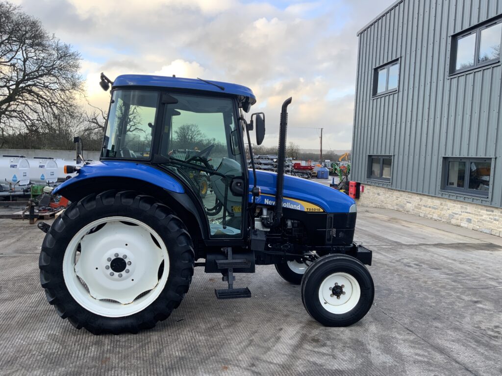 New Holland TD5010 Tractor (ST25884)
