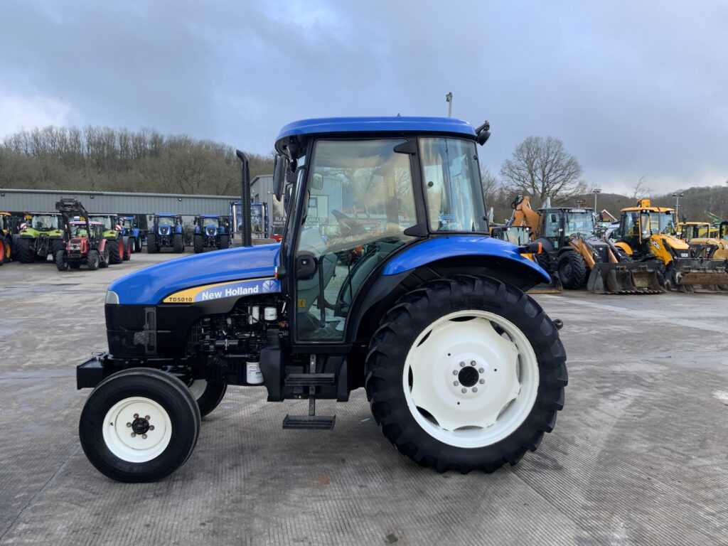 New Holland TD5010 Tractor (ST25884)