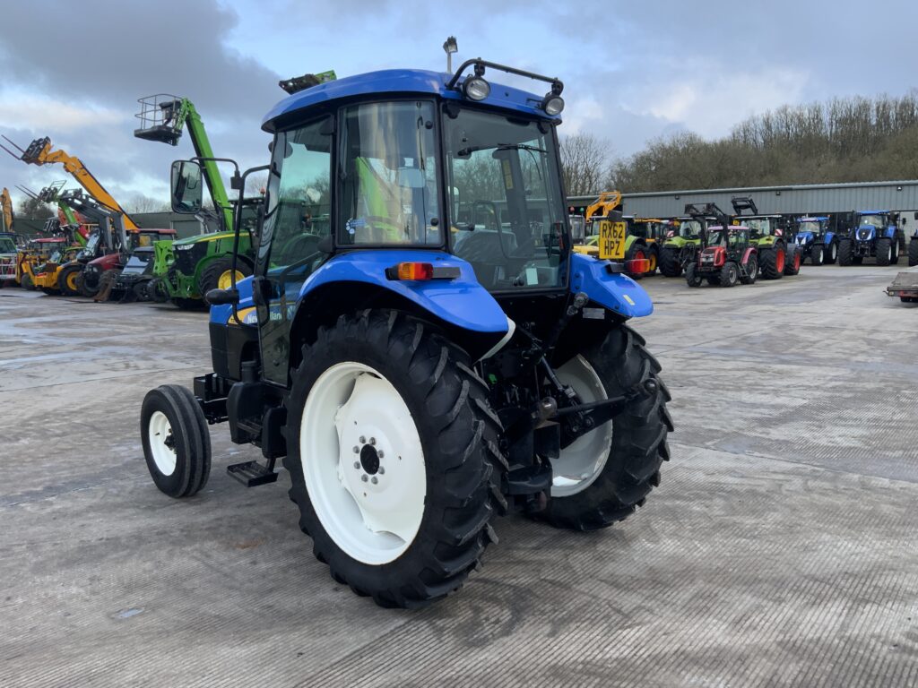 New Holland TD5010 Tractor (ST25884)