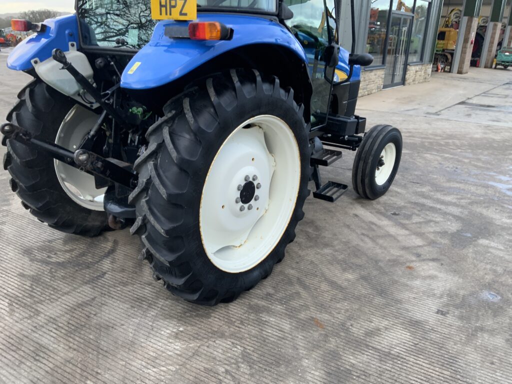 New Holland TD5010 Tractor (ST25884)