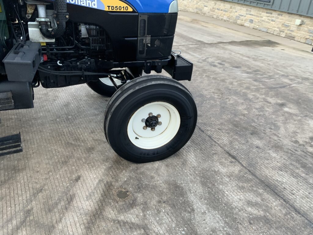 New Holland TD5010 Tractor (ST25884)