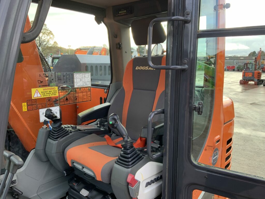 Doosan DX140LCR-5 Digger (ST25037)
