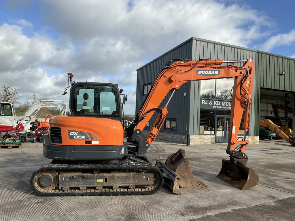 Doosan DX85R Digger (ST25674)