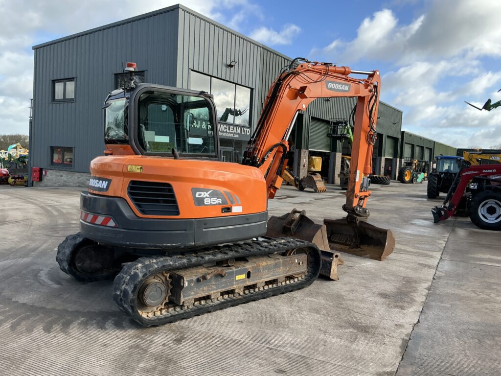 Doosan DX85R Digger (ST25674)
