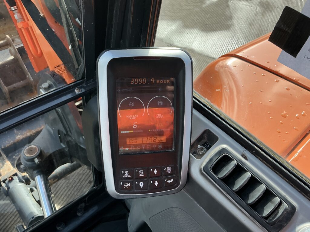 Doosan DX85R Digger (ST25674)