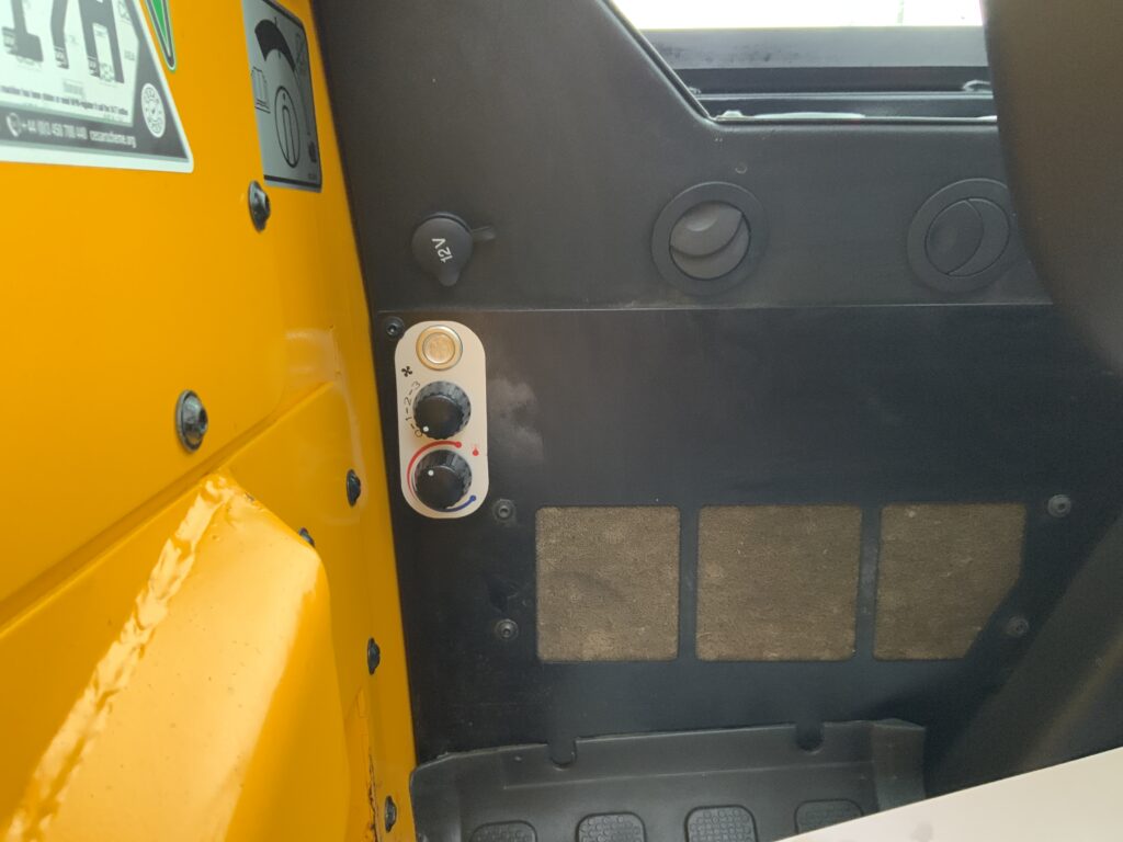 JCB 1CX Wheeled Skid Steer Backhoe Digger (ST25764)