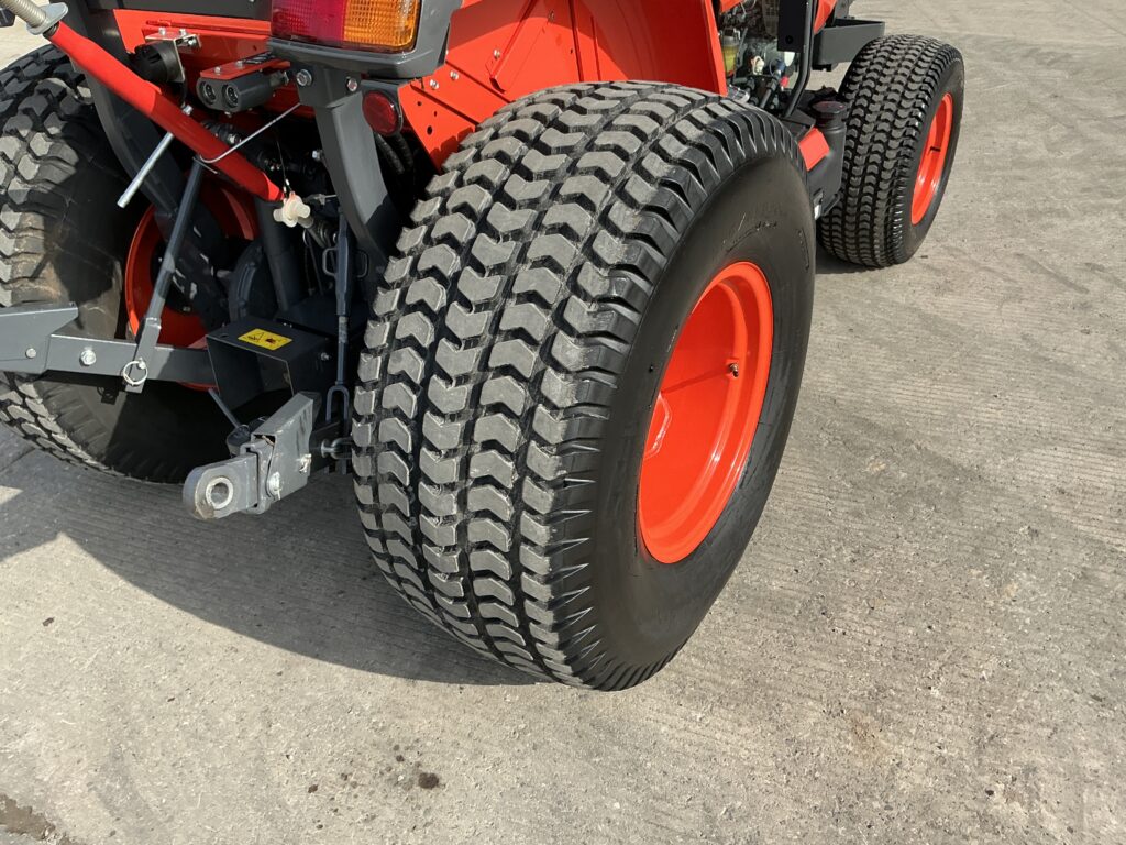 Kubota L1-552 Tractor (ST25925)