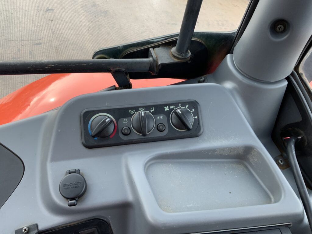 Kubota M110 GX Tractor (ST25481)