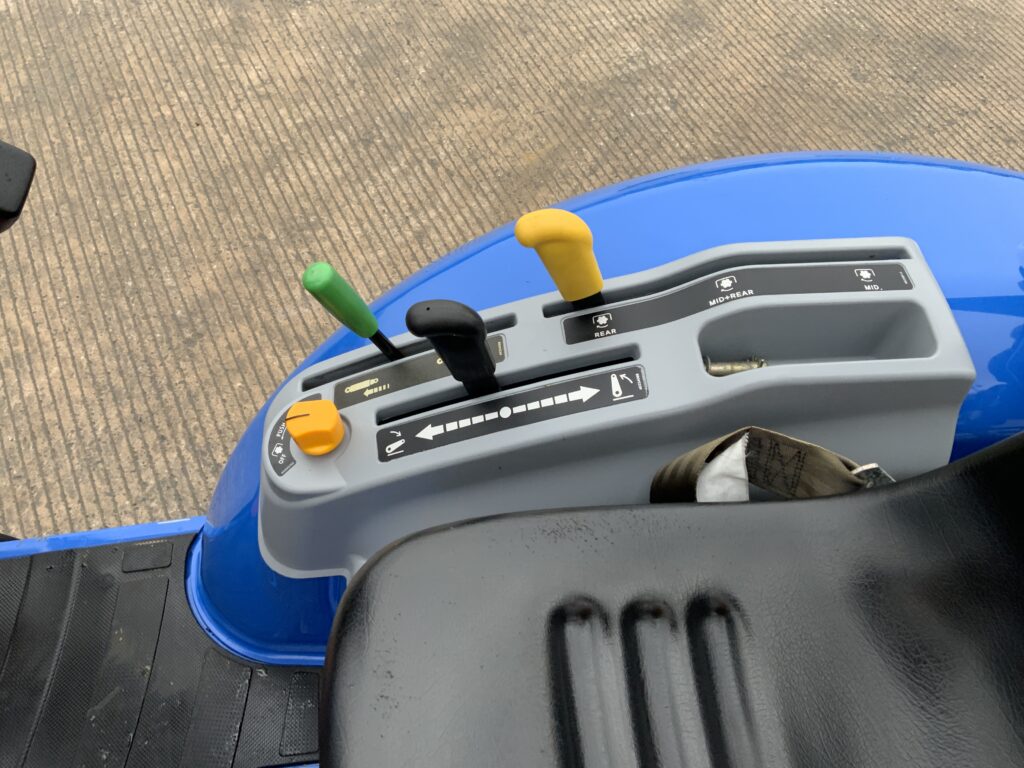 New Holland Boomer 25 Compact Tractor (ST25862)