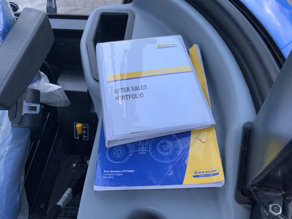 New Holland TD5010 Tractor (ST25884)