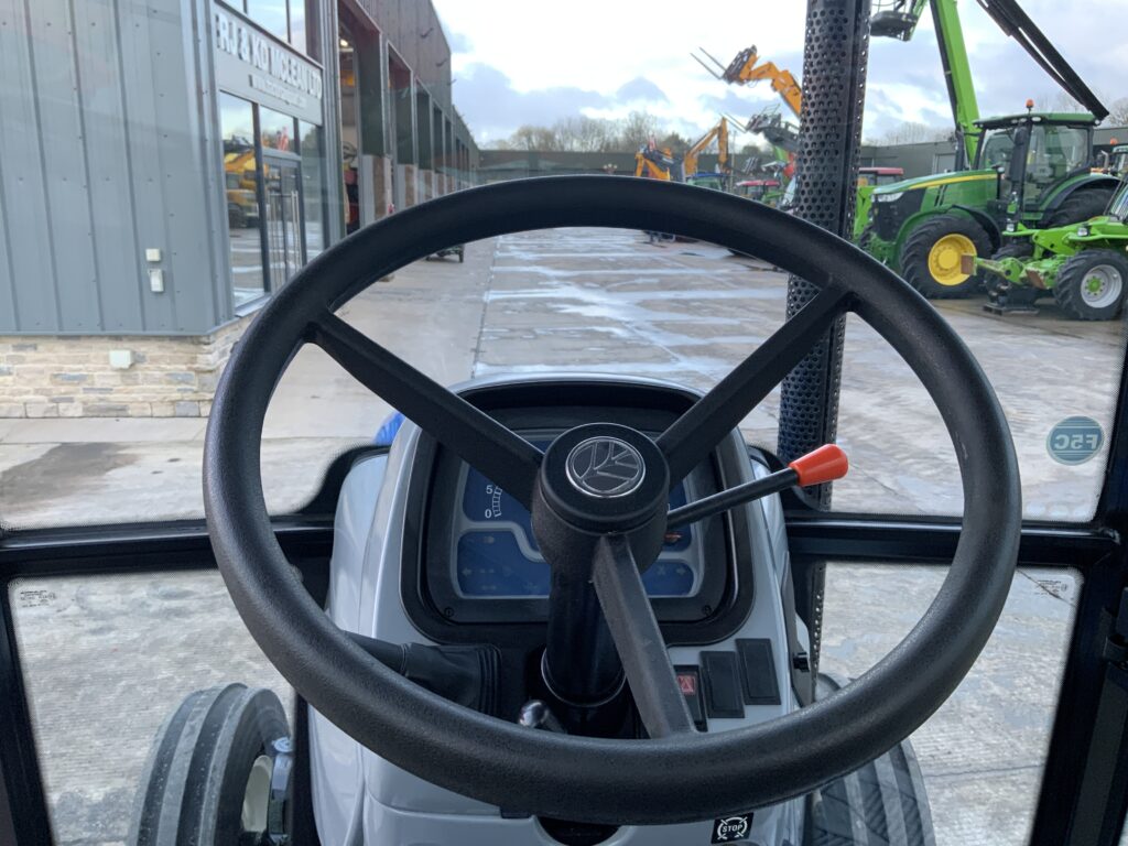 New Holland TD5010 Tractor (ST25884)