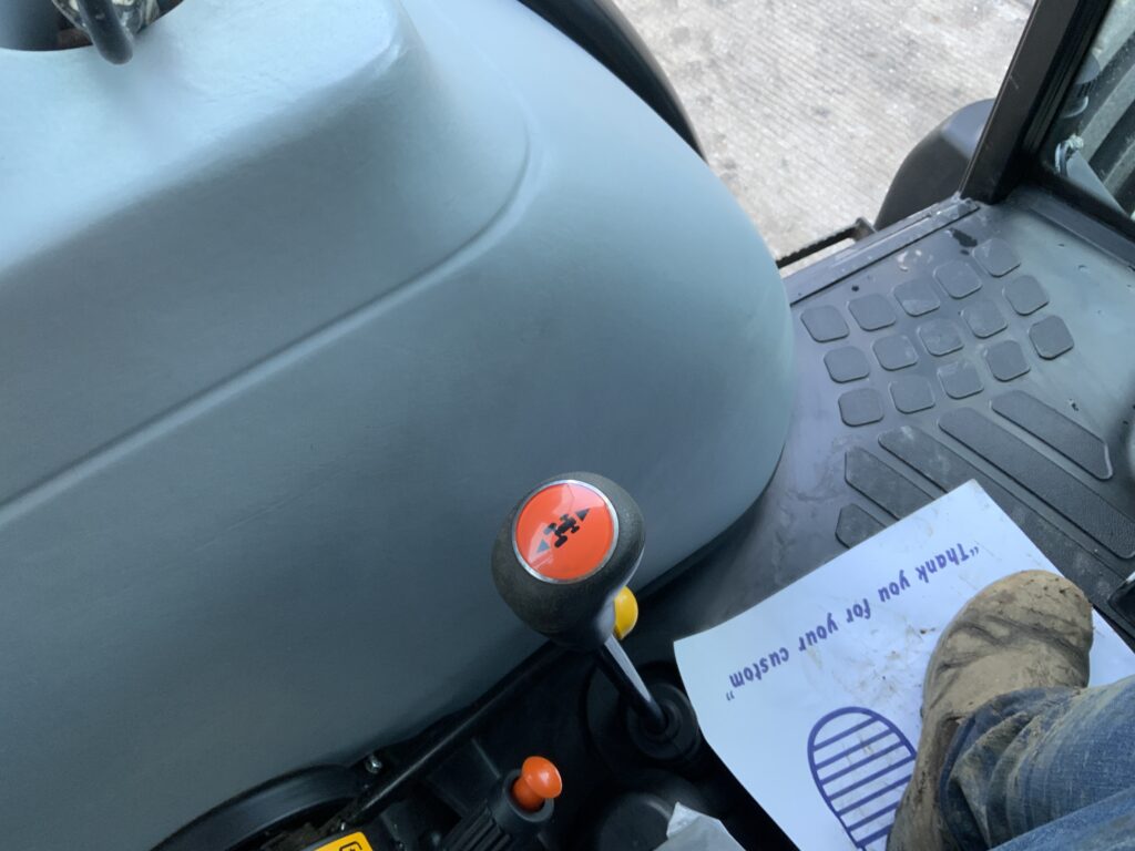 New Holland TD5010 Tractor (ST25884)