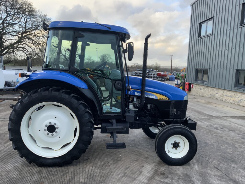 New Holland TD5010 Tractor (ST25884)