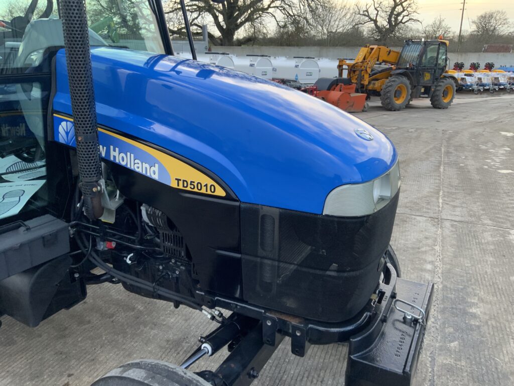 New Holland TD5010 Tractor (ST25884)