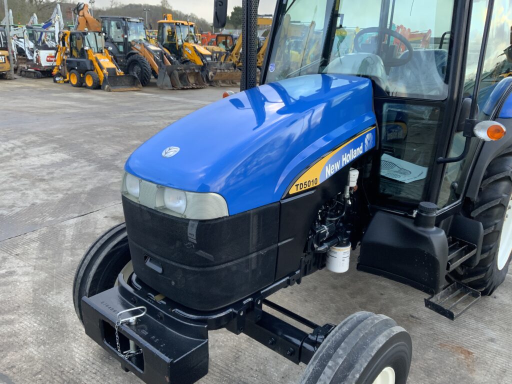 New Holland TD5010 Tractor (ST25884)