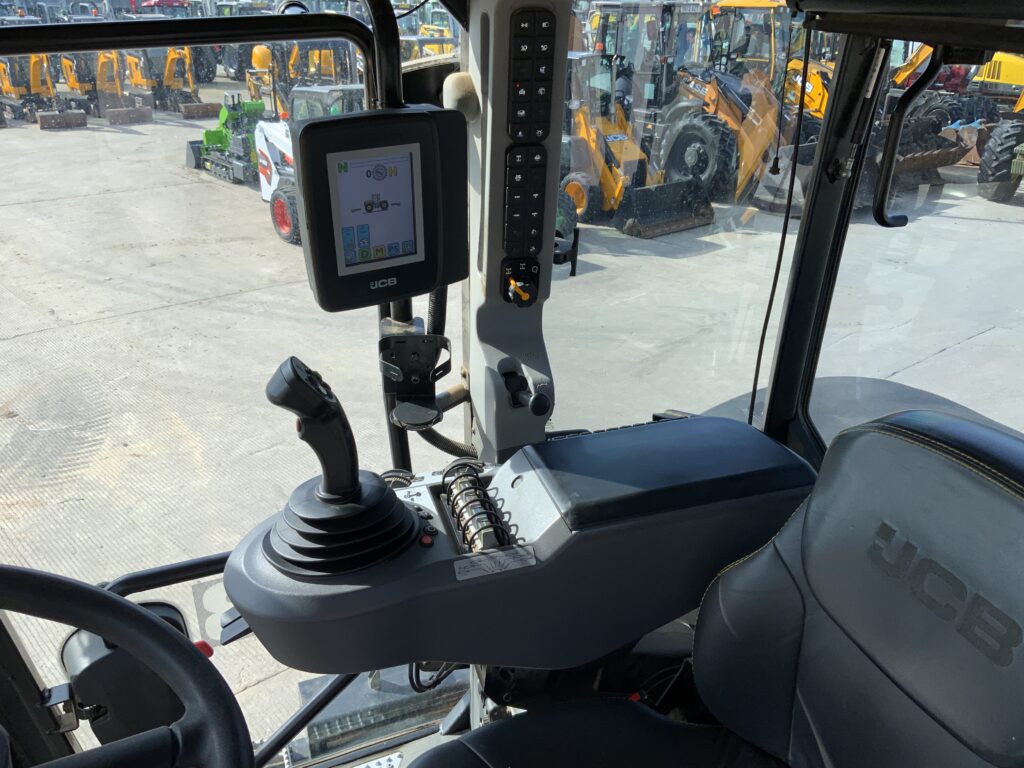 JCB 4220 Fastrac Tractor (ST26172)