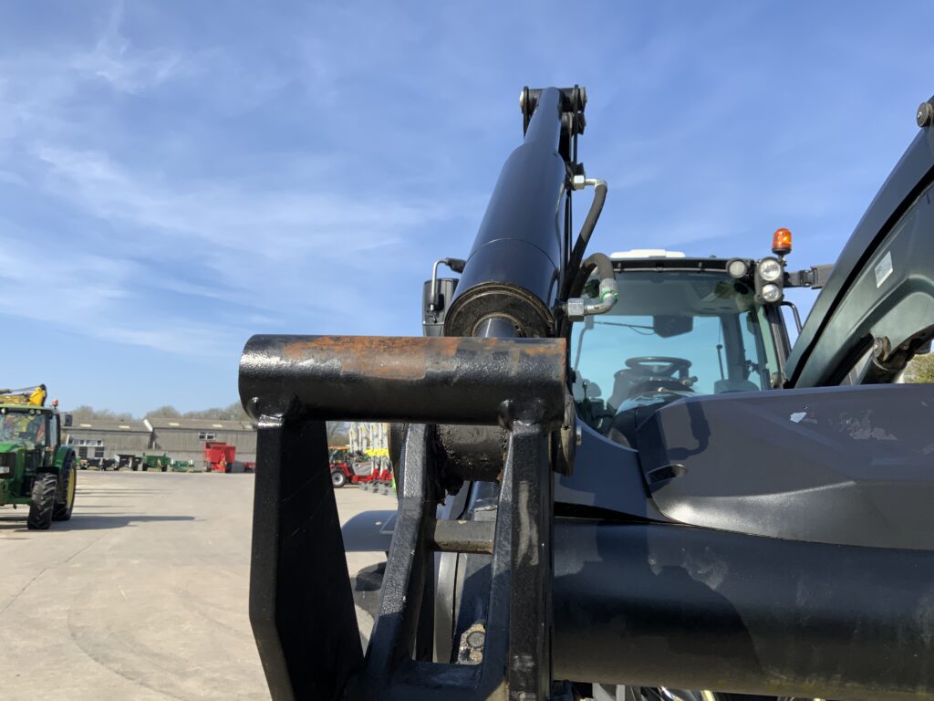 Valtra T235 Versu Tractor (ST25946)