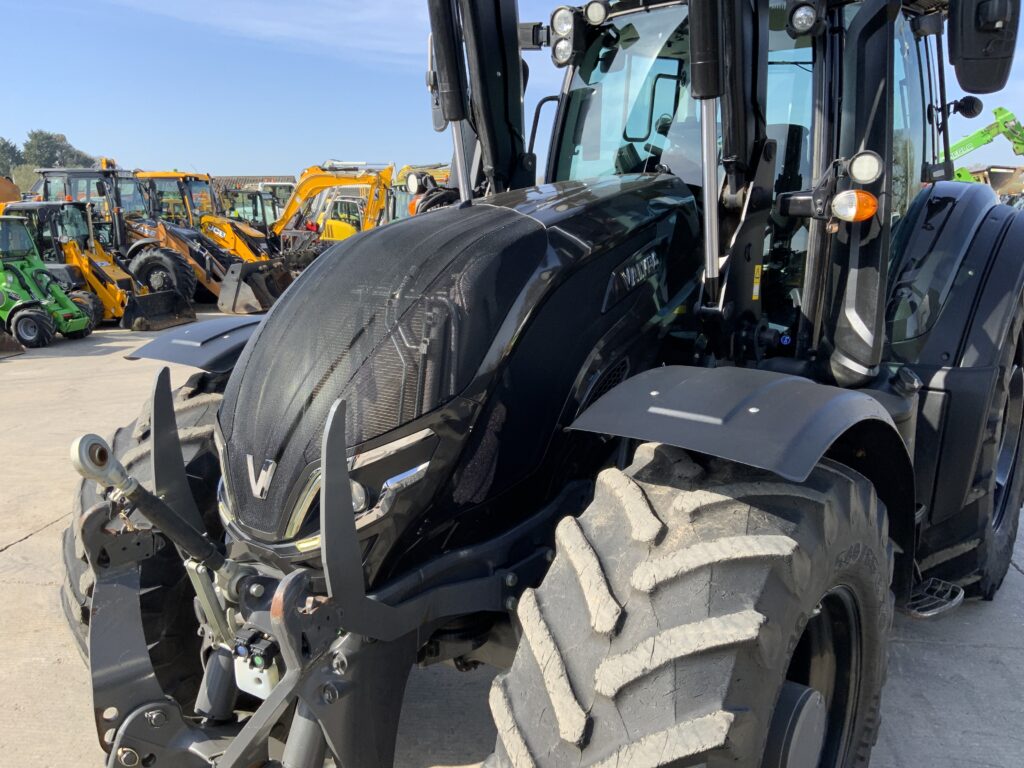 Valtra T235 Versu Tractor (ST25946)