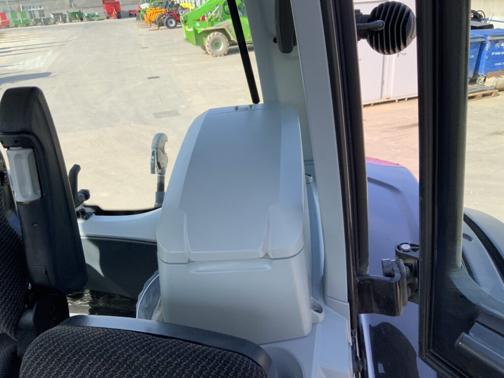 Valtra T235 Versu Tractor (ST25946)