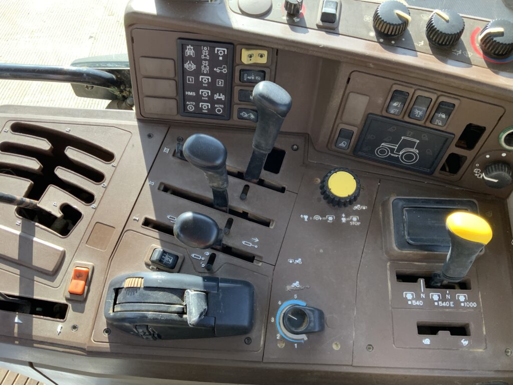 John Deere 6620 Tractor (ST25338)