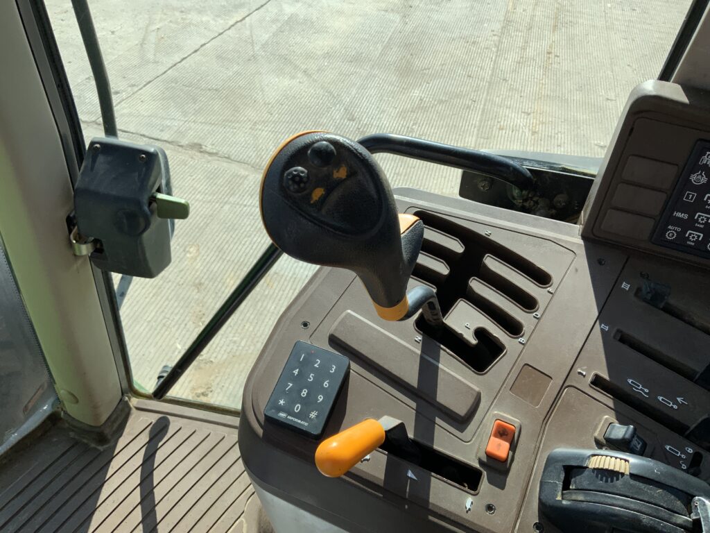 John Deere 6620 Tractor (ST25338)