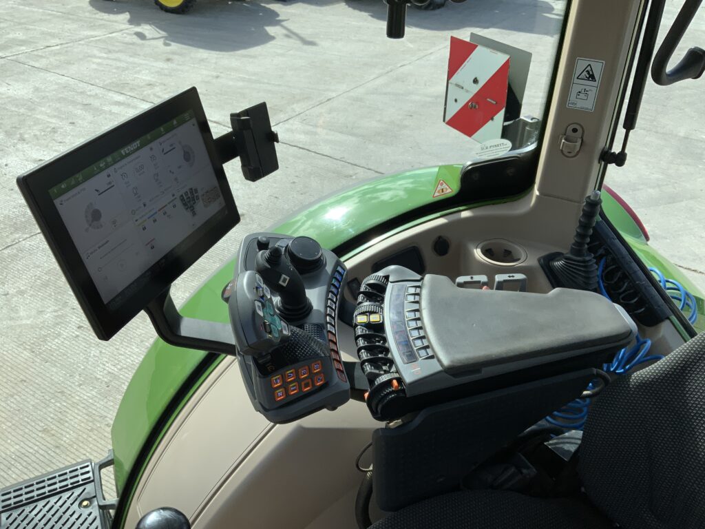 Fendt 724 Profi + Tractor (ST26149)