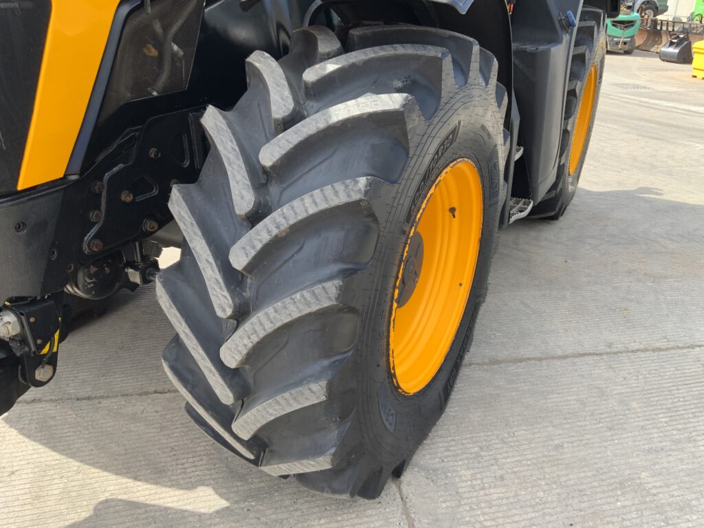 JCB 4220 Fastrac Tractor (ST26097)