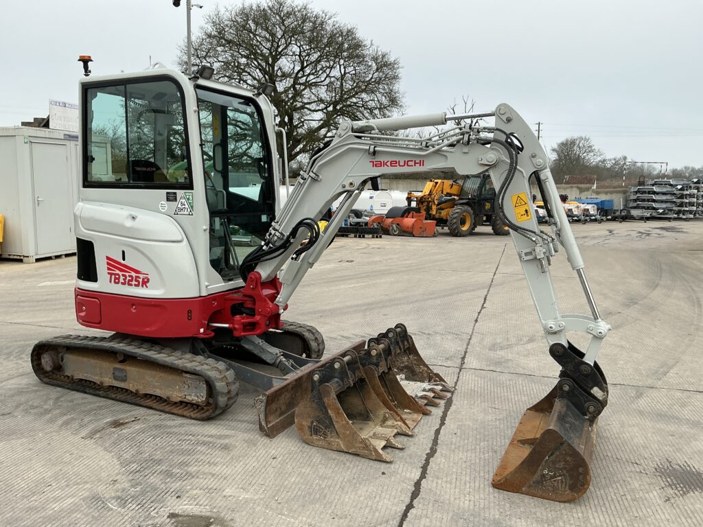 Takeuchi TB325R Digger (ST25898)