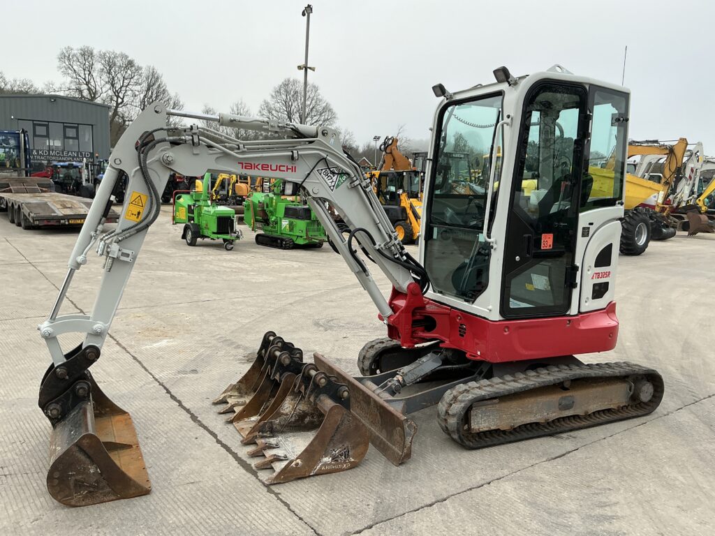 Takeuchi TB325R Digger (ST25898)