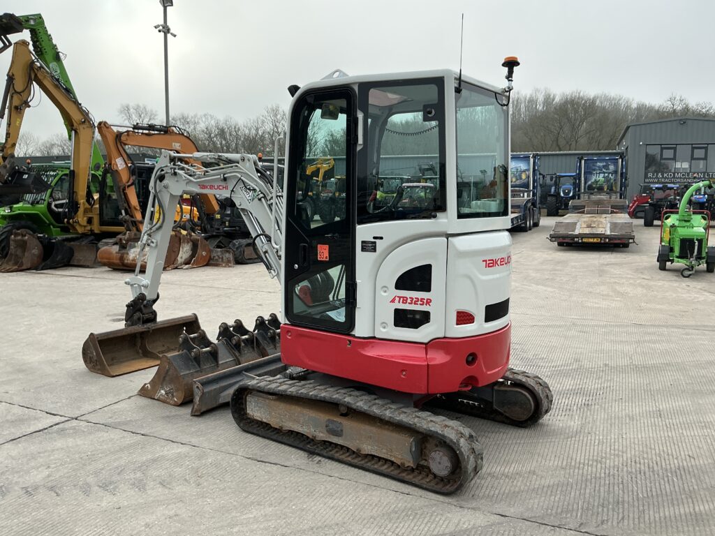 Takeuchi TB325R Digger (ST25898)
