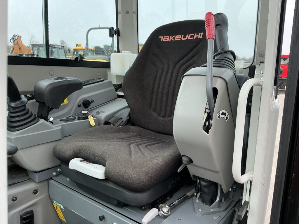 Takeuchi TB325R Digger (ST25898)