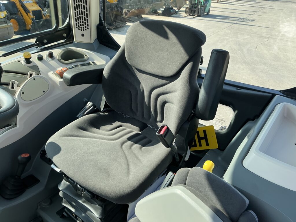 Landini 4-090 Loader Tractor (ST25977)