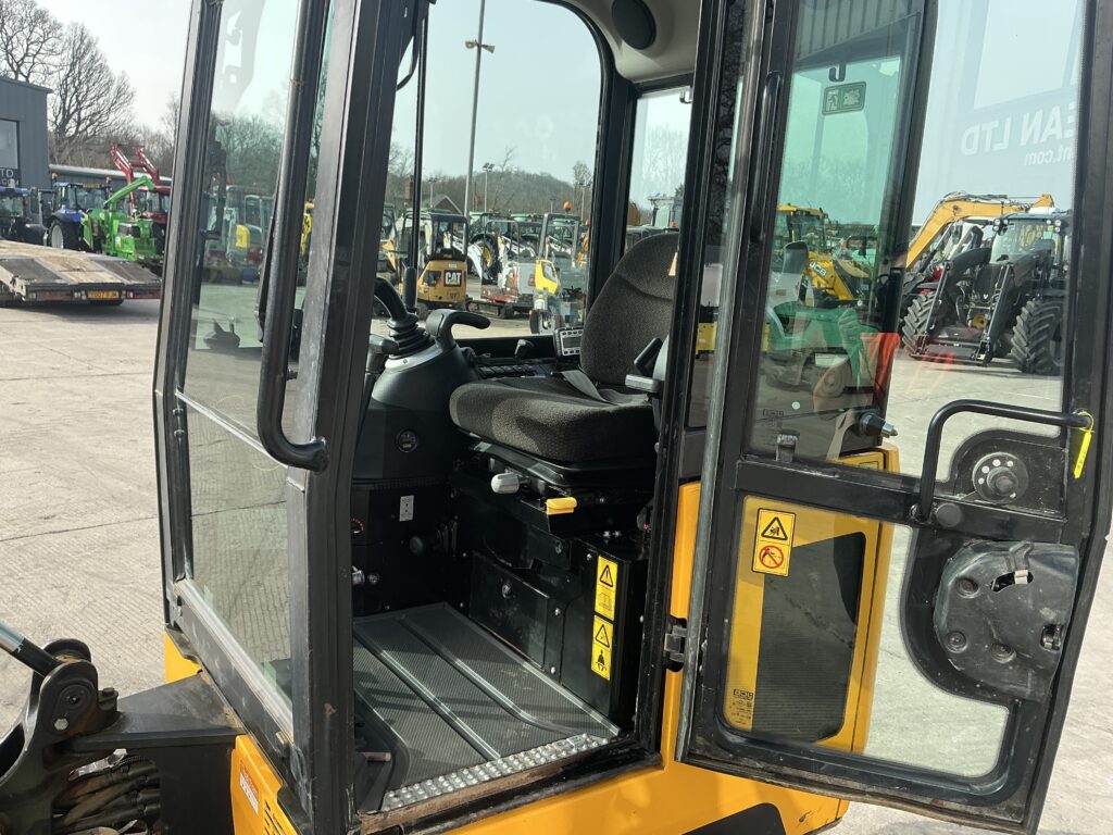 JCB 16C Cabbed Digger (ST26057)