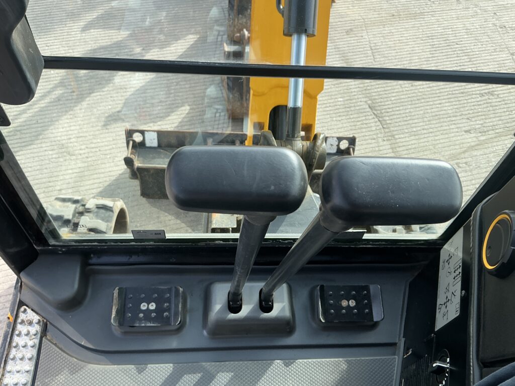 JCB 16C Cabbed Digger (ST26057)