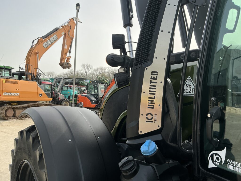 Valtra N175 Versu Unlimited Tractor (ST25906)