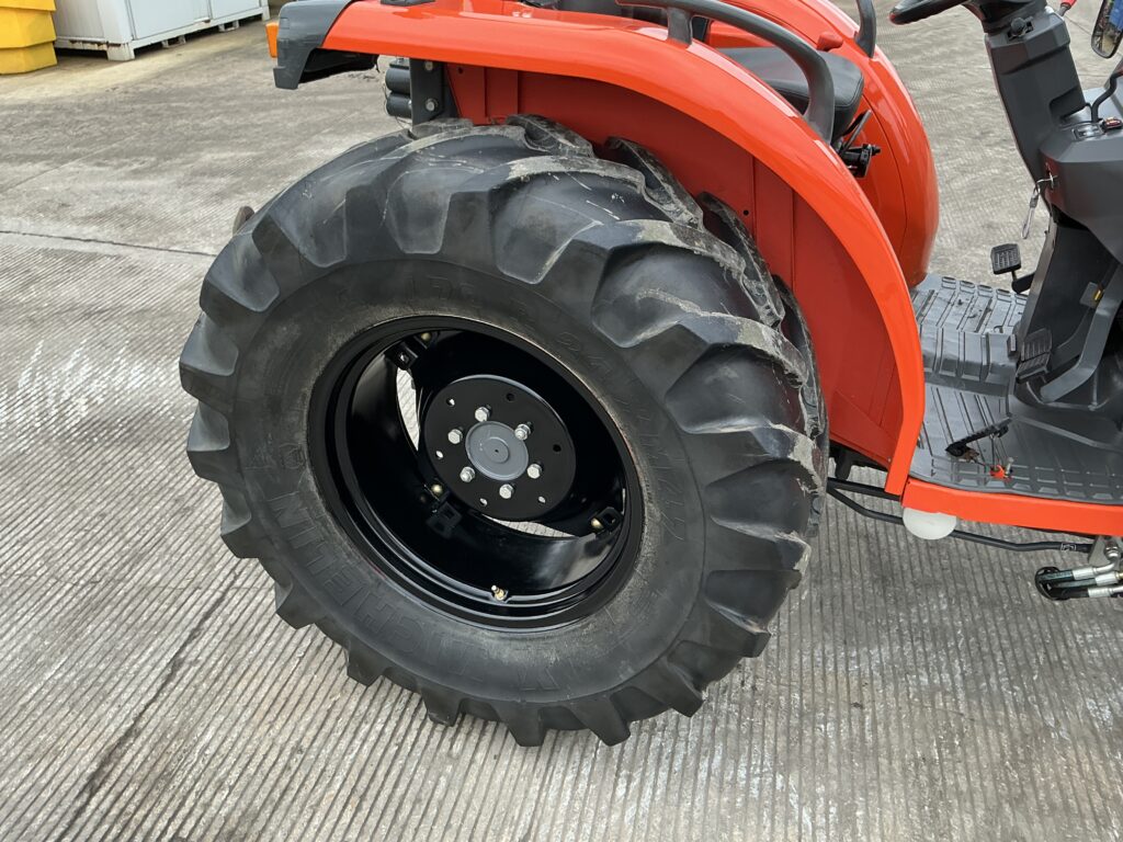 Kubota L4240 Tractor (ST26093)