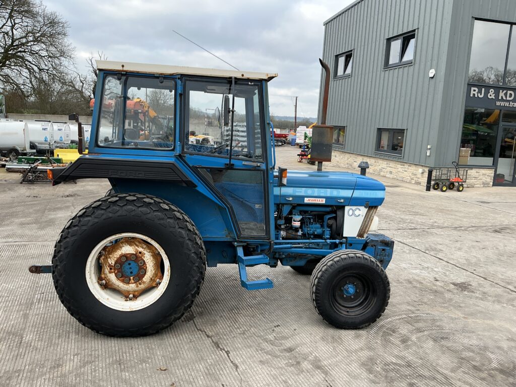 Ford 3910 Tractor (ST25832)