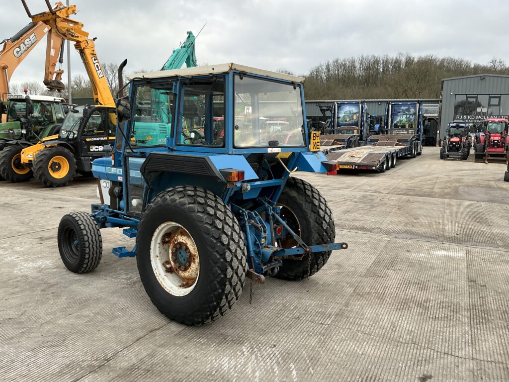 Ford 3910 Tractor (ST25832)