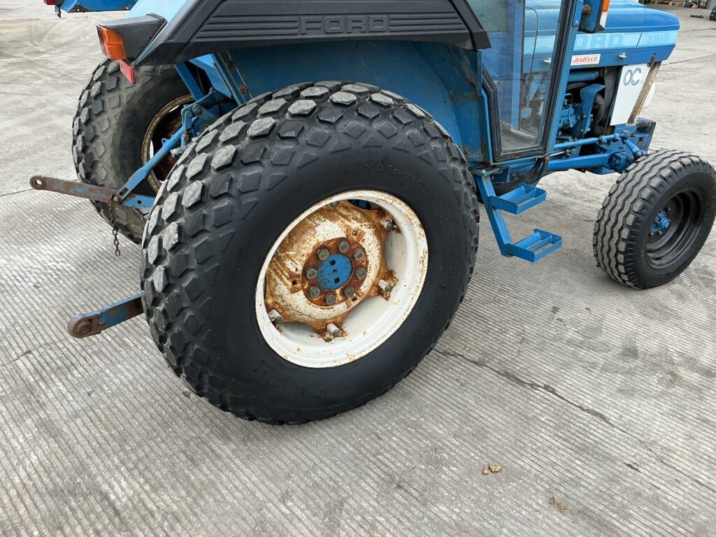 Ford 3910 Tractor (ST25832)