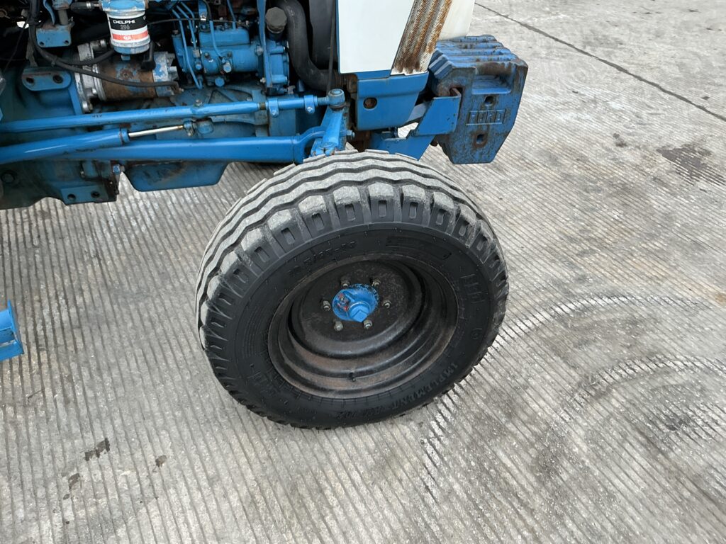 Ford 3910 Tractor (ST25832)