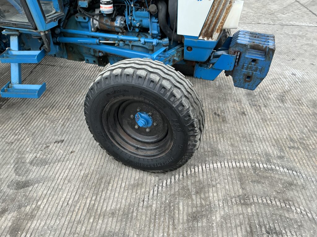 Ford 3910 Tractor (ST25832)