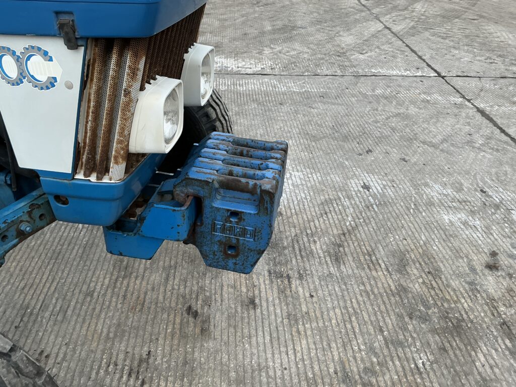 Ford 3910 Tractor (ST25832)