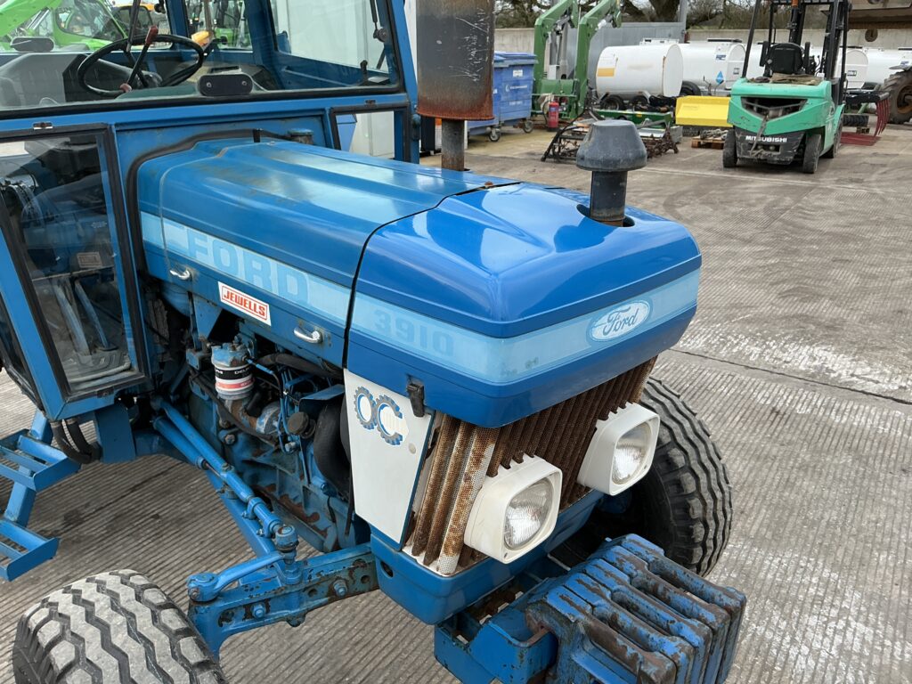 Ford 3910 Tractor (ST25832)
