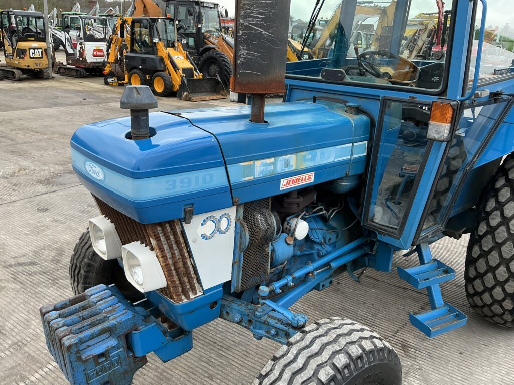 Ford 3910 Tractor (ST25832)
