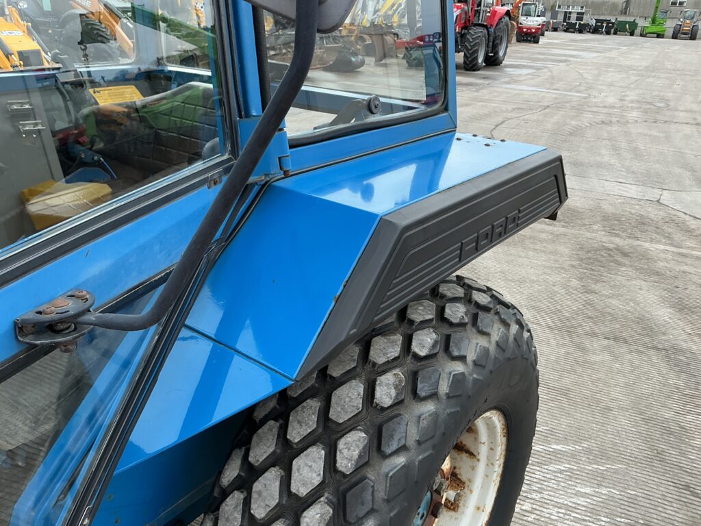 Ford 3910 Tractor (ST25832)