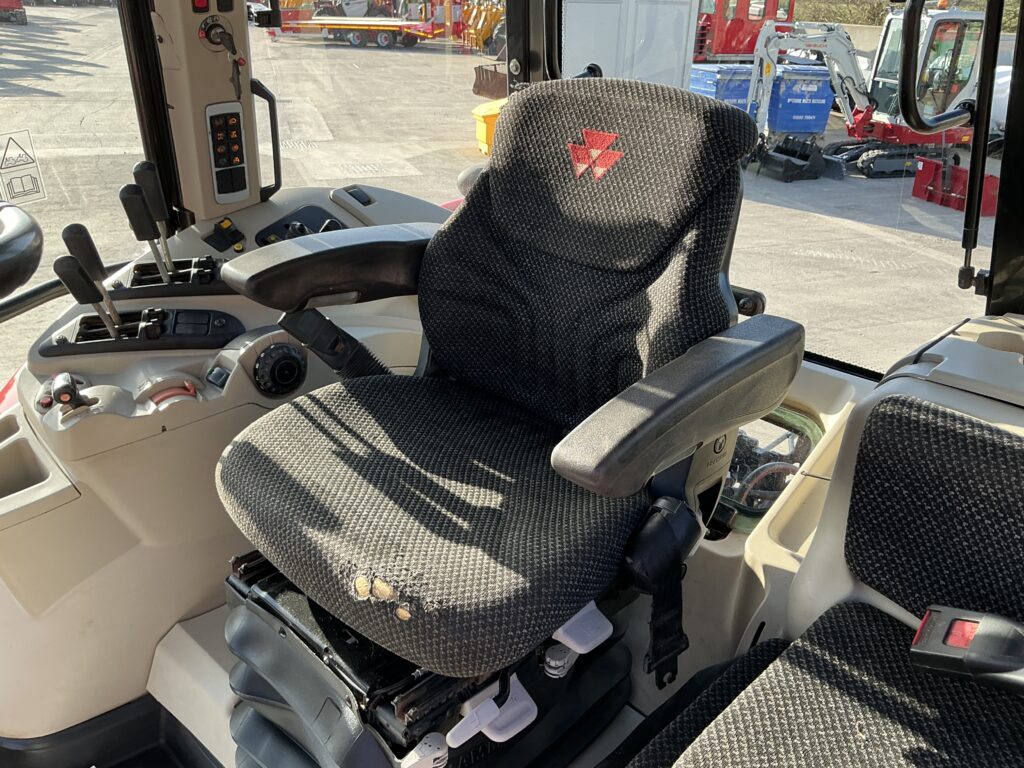 Massey Ferguson 7715S Dyna6 Tractor (ST26011)