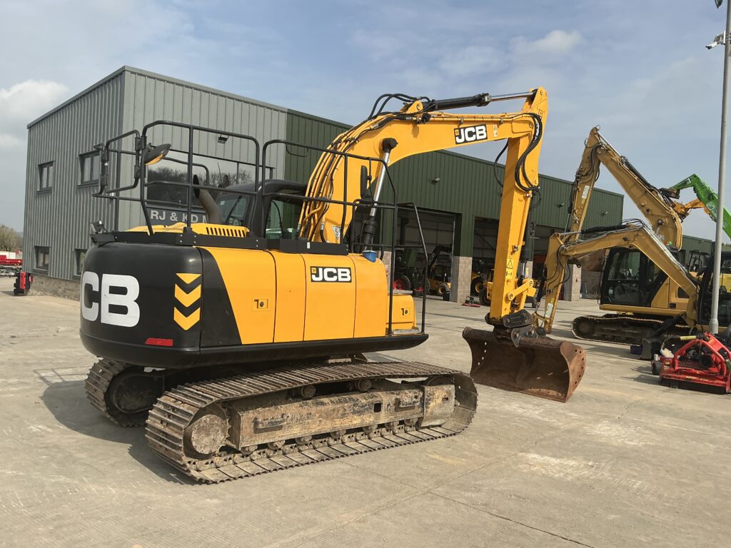 JCB JS130 LC Plus Digger (ST26142)