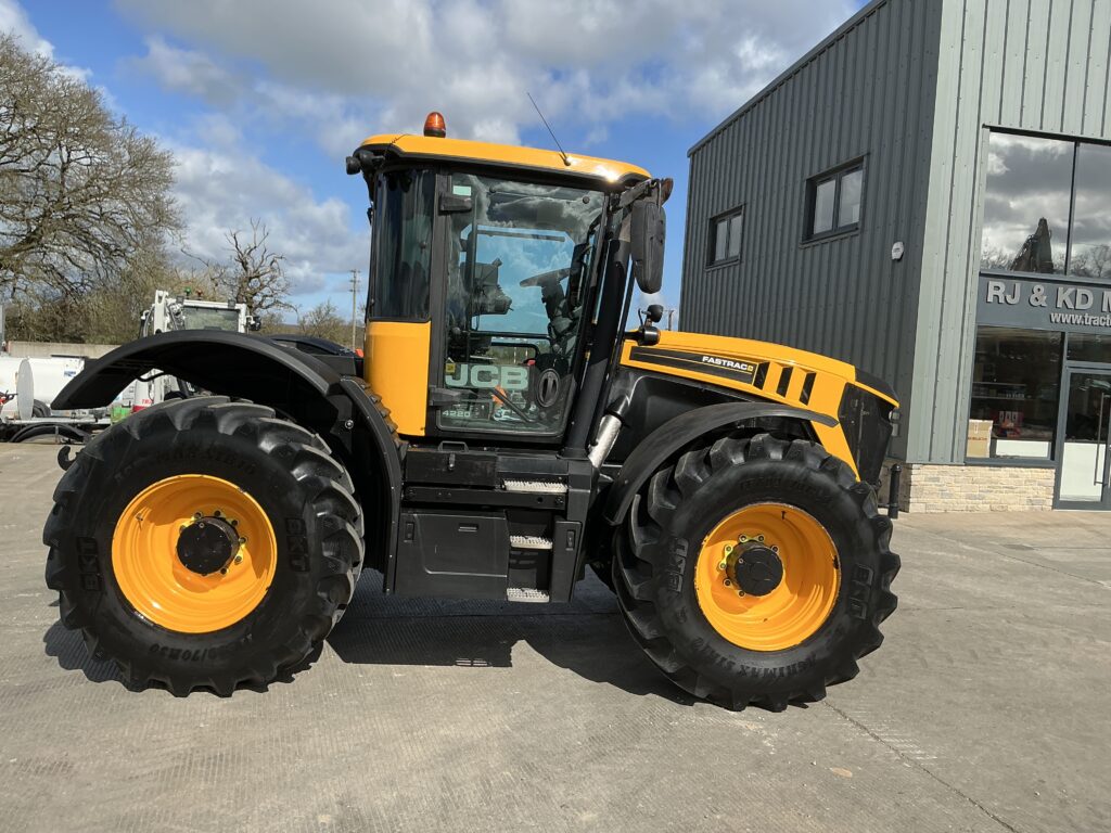 JCB 4220 Fastrac Tractor (ST26026)